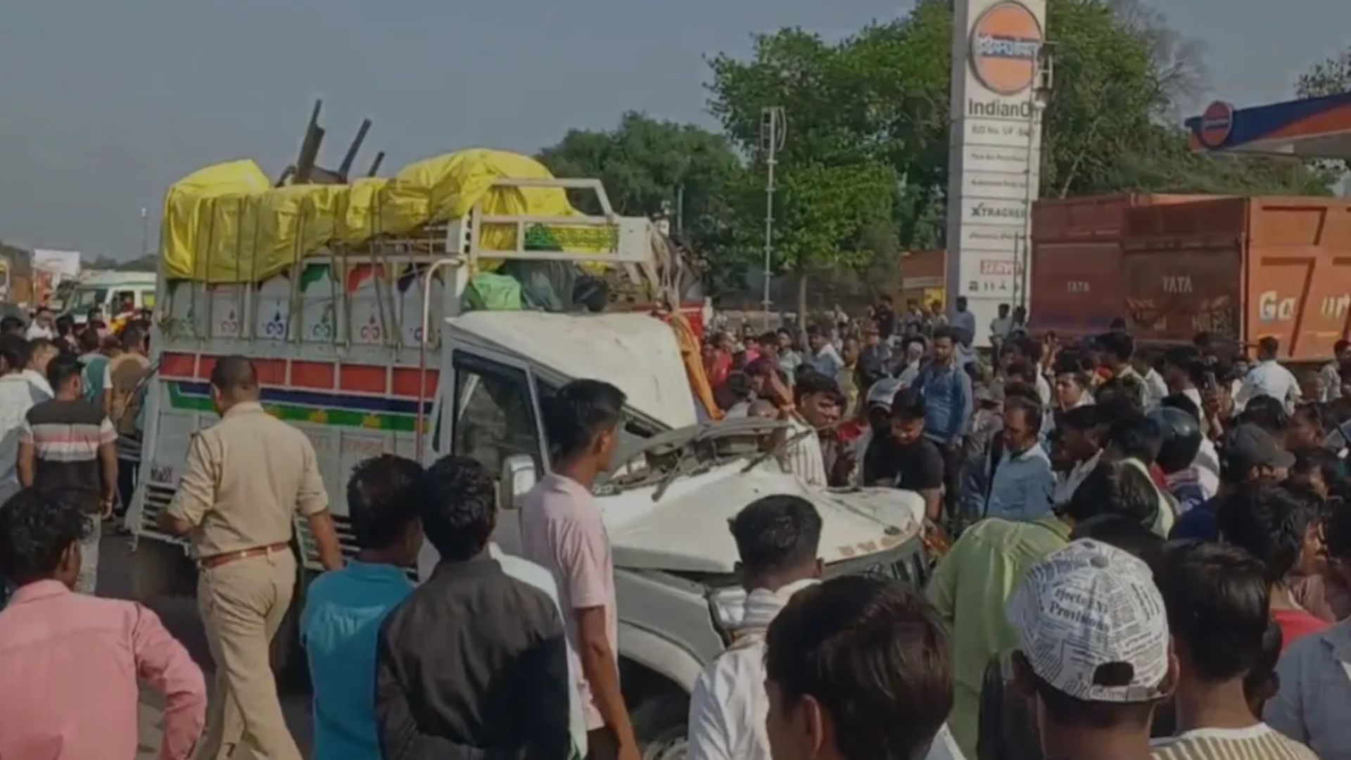 यूपी के कौशांबी में दर्दनाक सड़क हादसा, तीन मासूम समेत 8 की मौत, मौके पर पहुंची पुलिस, इलाके में हड़कंप